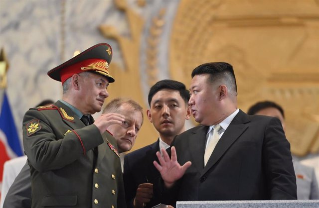 El ministro de Defensa de Rusia, Sergei Shoigu, y el líder norcoreano, Kim Jong Un.