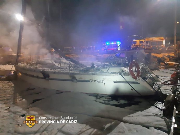Bomberos sofocan un incendio en el interior de un velero amarrado en el Puerto de La Línea