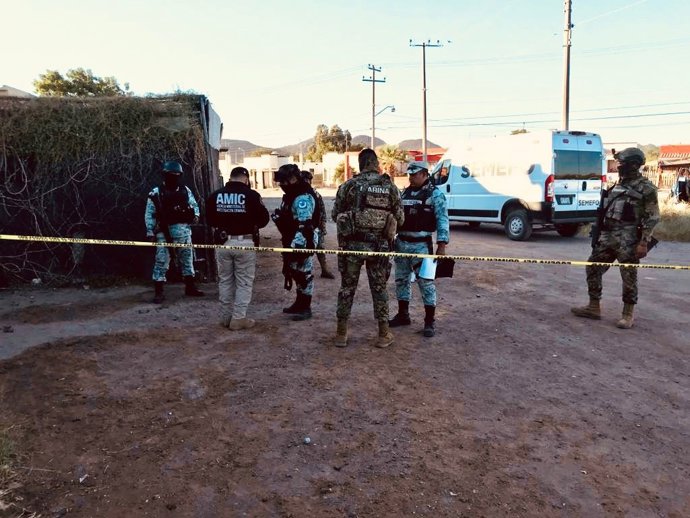 Archivo - Fuerzas de seguridad acordonan zona en la que ha tenido lugar el incidente.