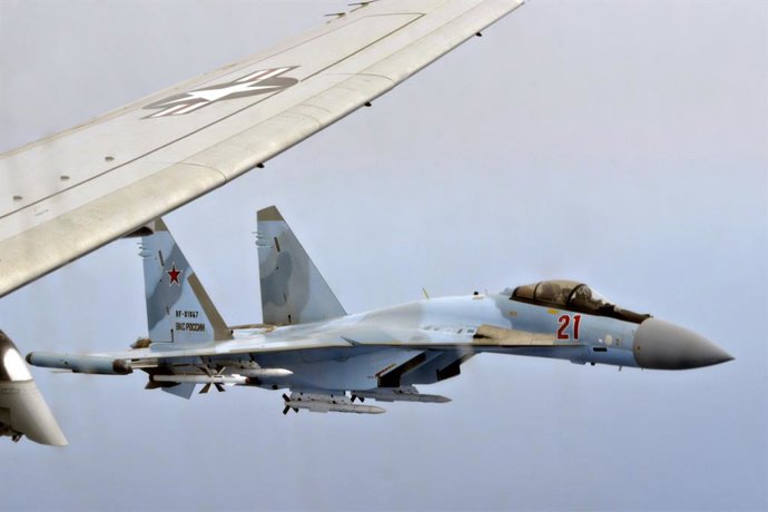 Archivo - May 26, 2020, Mediterranean Sea, United States: Two Russian Su-35 Flanker-E fighter aircraft shadow at an unsafe distance, a U.S. Navy P-8A Poseidon patrol aircraft assigned to 6th Fleet May 26, 2020 over the Mediterranean Sea. May 26, 2020. T