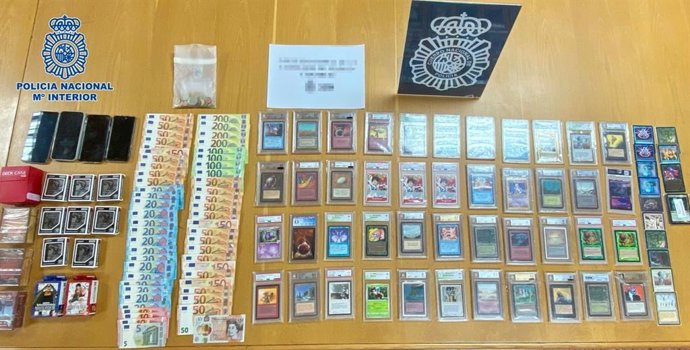 Detenidos dos hombre por vender cartas de coleccionistas que compraron con billetes falsos en Italia