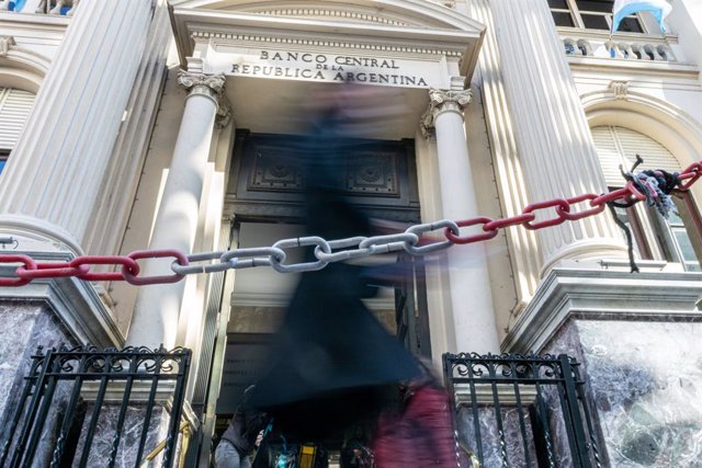 Archivo - Puerta del Banco Central de la República Argentina