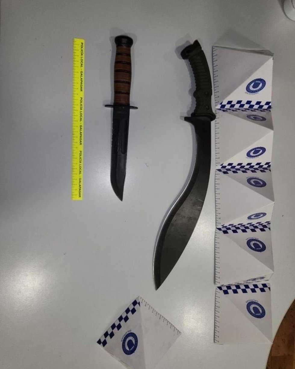 La Policía Local detiene a un individuo por amenazar a los agentes con cuchillos militares