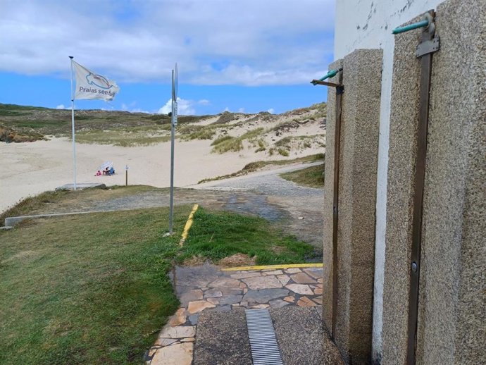 Duchas de la playa de Mourillá, en Valdoviño (A Coruña).