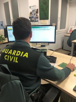 Archivo - Agente de la Guardia Civil de Huelva.