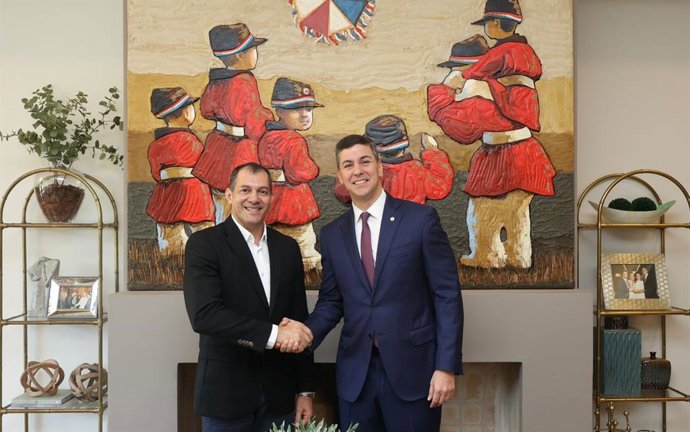 El presidente electo de Paraguay, Santiago Peña (derecha), junto al nuevo ministro de Agricultura del país, Carlos Giménez