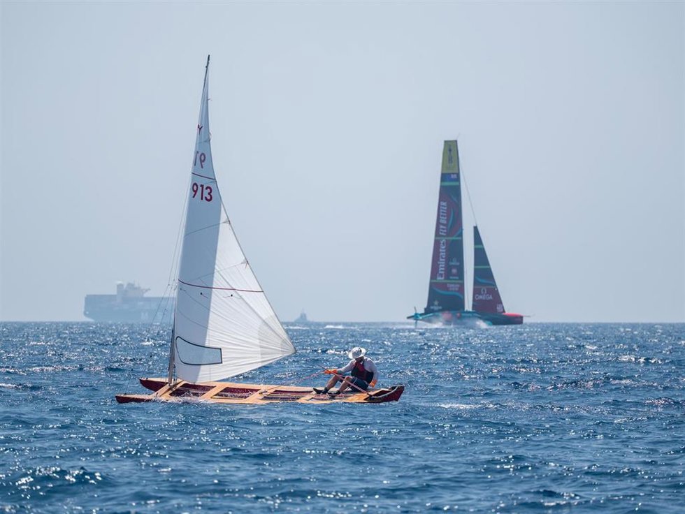 El Emirates Team New Zealand navega con su AC75 Te Rehutai en Barcelona, detrás de un Patí Catal