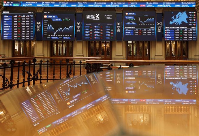Paneles del IBex 35 en el Palacio de la Bolsa, a 26 de julio de 2023, en Madrid (España).