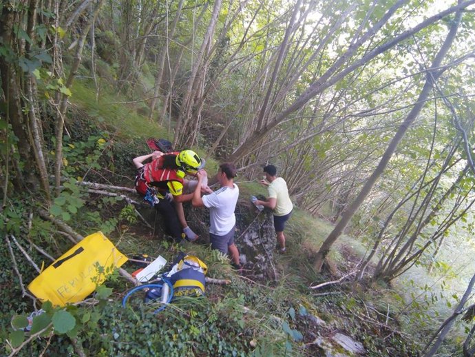 Efectivos del helicóptero medicalizado del Gobierno de Cantabria asisten al senderista herido