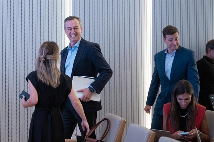 El consejero delegado de Banco Sabadell, César González-Bueno (2i), y el director financiero de Banco Sabadell, Leopoldo Alvear (1d),  rueda de prensa de resultados del primer semestre del 2023, en la sede del Banco Sabadell, a 27 de julio de 2023. 