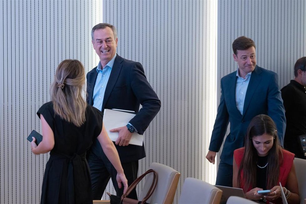 El consejero delegado de Banco Sabadell, César González-Bueno (2i), y el director financiero de Banco Sabadell, Leopoldo Alvear (1d),  rueda de prensa de resultados del primer semestre del 2023, en la sede del Banco Sabadell, a 27 de julio de 2023. 