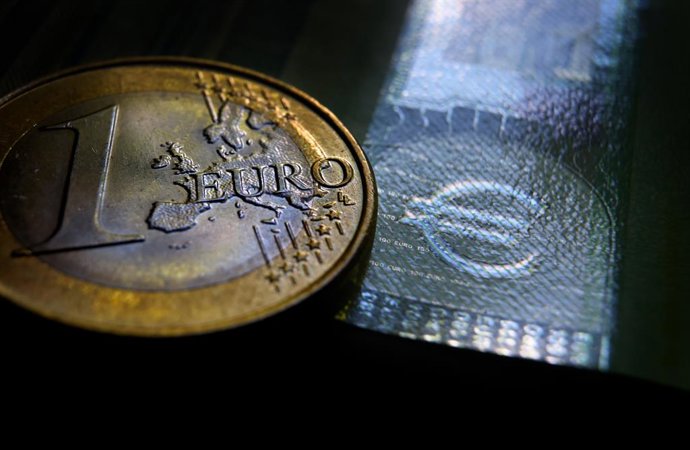Archivo - FILED - 27 May 2021, Bavaria, Augsburg: A one-euro coin is seen on a table. The euro has slumped below $0.99 for the first time in twenty years after Russia indefinitely shut down the Nord Stream 1 gas pipeline to Europe. Photo: Karl-Josef Hil