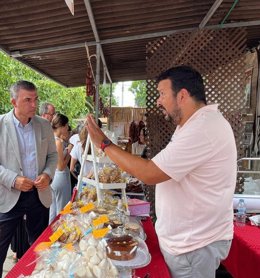 El vicepresidente canario conversa con un artesano