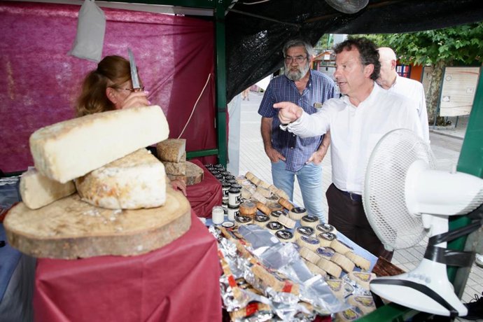 El consejero de Desarrollo Rural, Ganadería, Pesca y Alimentación, Pablo Palencia, en la XXVIII Feria Internacional de Queso de Pesquera