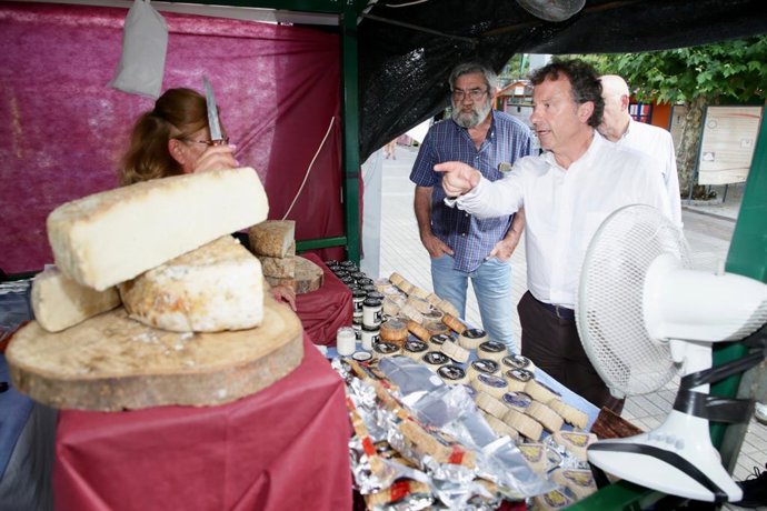 El consejero de Desarrollo Rural, Ganadería, Pesca y Alimentación, Pablo Palencia, en la XXVIII Feria Internacional de Queso de Pesquera