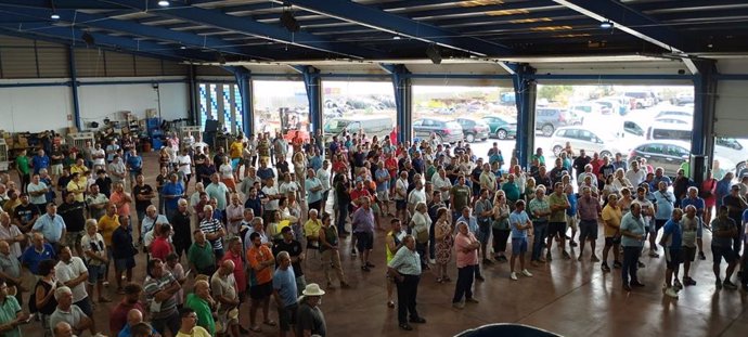 Miembros de la CUNC se reúnen ante la falta de recursos hídricos en el campo de Níjar (Almería).