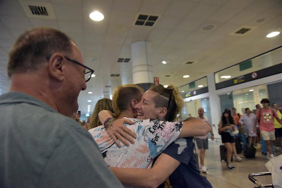 Varios de los turistas atrapados en Etiopía llegan al aeropuerto de Barcelona El Prat, a 14 de agosto de 2023, en Barcelona, Cataluña (España).  