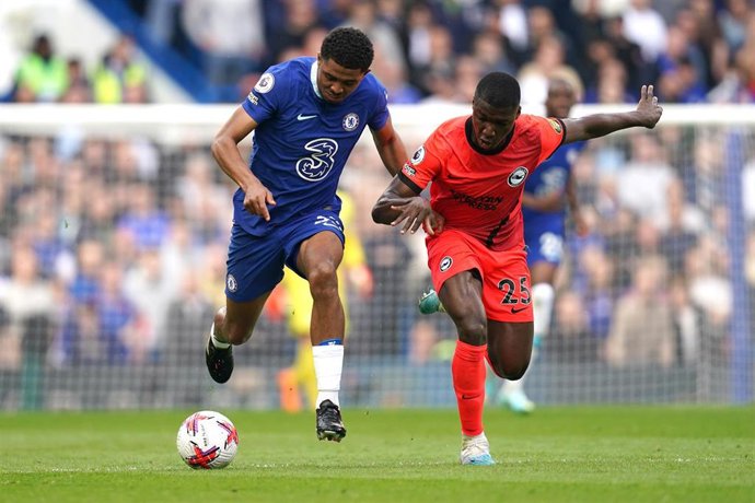 Archivo - Moisés Caicedo pugna con Wesley Fofana durante el Chelsea-Brighton de la Premier 2022-2023