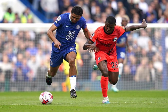 Archivo - 15 April 2023, United Kingdom, London: Chelsea's Wesley Fofana (L) and Brighton and Hove Albion's Moises Caicedo battle for the ball during the English Premier League soccer match between Chelsea and Brighton and Hove Albion at Stamford Bridge