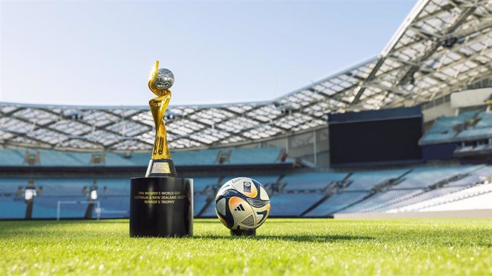 El balón 'Oceaunz' junto al trofeo de campeón del Mundial de Australia y Nueva Zelanda