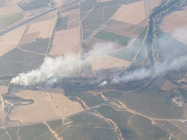 Hasta 6 medios aéreos desplegados para extinguir un incendio forestal en Almodóvar del Río