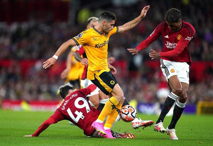 Pedro Neto pugna con un balón ante Alejandro Garnacho y Raphael Varane en el Manchester United-Wolwerhampton de la Premier 2023-2024