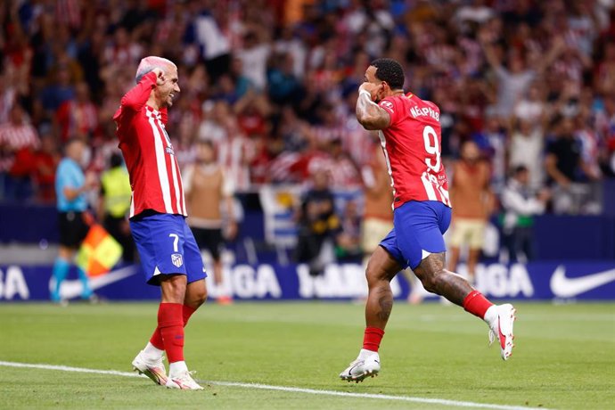 Memphis Depay celebra junto a Antoine Griezmann su gol en el Atlético-Granada de LaLiga EA Sports 2023-2024