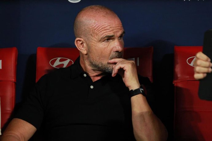 El entrenador del Granada Paco López en el banquillo del Cívitas Metropolitano