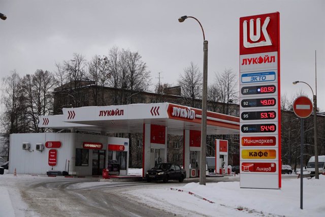 Archivo - February 4, 2023, Saint Petersburg, Russia: Lukoil logo seen outside a petrol station in St. Petersburg.