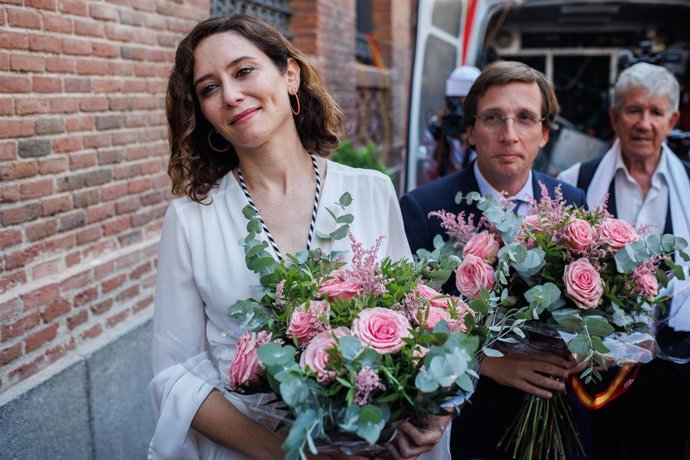 Archivo - La presidenta de la Comunidad de Madrid, Isabel Díaz Ayuso, y el alcalde de Madrid, José Luis Martínez-Almeida, el año pasado durante una ofrenda floral a la Virgen de la Paloma junto a iglesia de La Paloma y San Pedro el Real. 