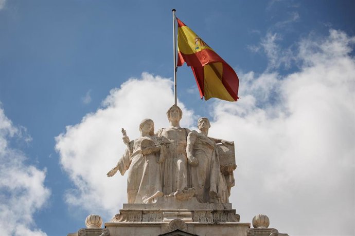 Archivo - Estatua situada en la fachada del Tribunal Supremo.