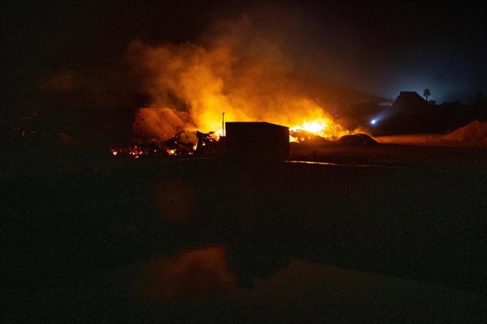 Incendio que afecta a Saint-André-de-Sorde y poblaciones cercanas del sur de Francia junto a la frontera con España, en el Departamento de Pyrénées-Orientales, el 15 de agosto de 2023, al día siguiente de declararse el fuego.