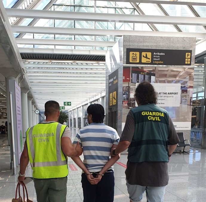Un integrante de la 'banda del Rólex' en el momento de su detención en el aeropuerto de Palma.