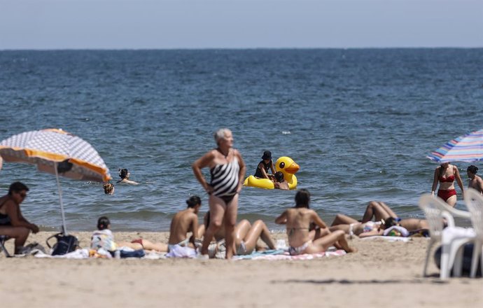 Archivo - Bañistas disfrutan en la Playa de la Malvarrosa, a 12 de agosto de 2022, en Valencia, Comunidad Valenciana (España). Una DANA establecida en la Península Ibérica está provocando aumento de temperaturas en la parte este del país. Para hoy  la A