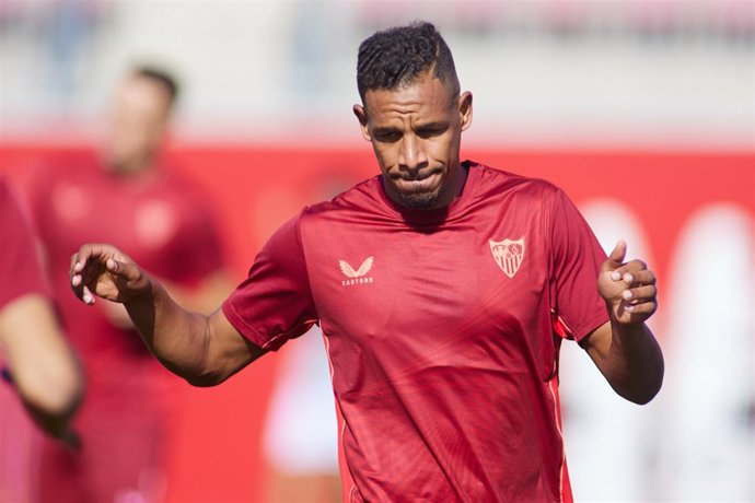 Archivo - El centrocampista brasileño Fernando Reges, en un entrenamiento con el Sevilla FC. 