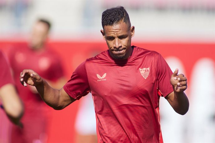 Archivo - Fernando Reges gestures during training of Sevilla Futbol Club at Jose Ramon Cisneros Palacios Sport City on July 20, 2021 in Sevilla, Spain.