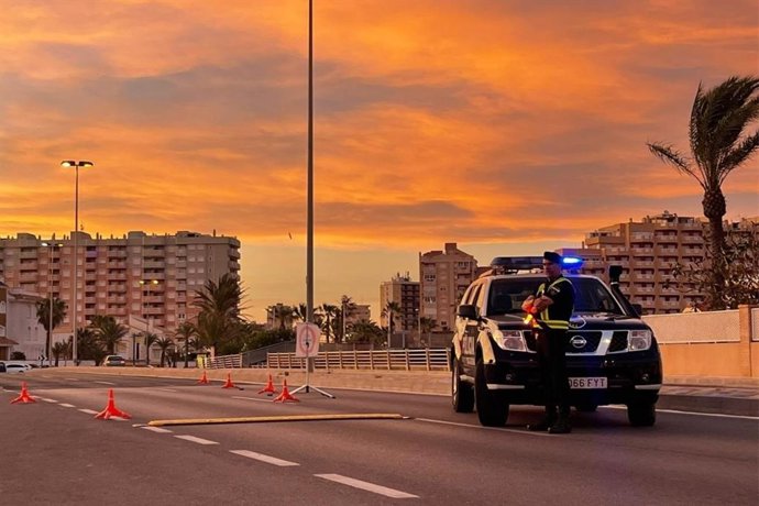 Archivo - Un agente de la Policía Local de Cartagena en un dispositivo de control y vigilancia