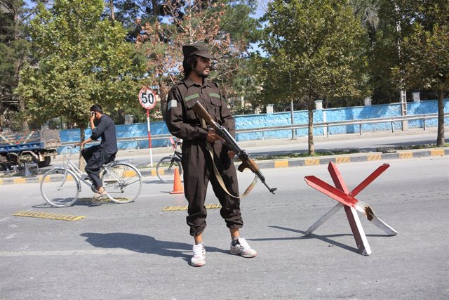 Archivo - Un miembro de las fuerzas de seguridad afganas apostado cerca del escenario de una explosión en Kabul