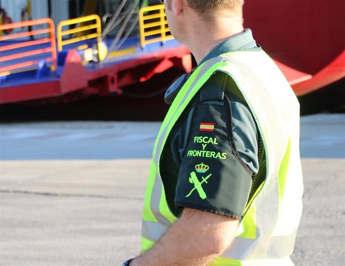 Archivo - Agente del Servicio Fiscal de la Guardia Civil de Ibiza.