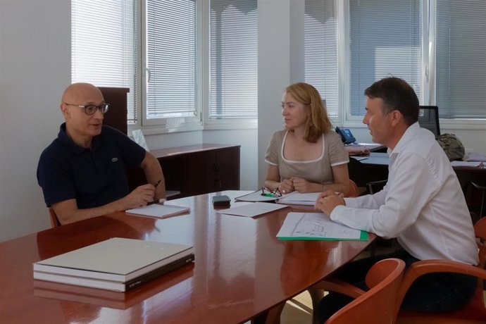 La consejera de Cultura, Turismo y Deporte, Eva Guillermina Fernández, y el director general de Cultura y Patrimonio Histórico, Juan Antonio González, se reúnen con el alcalde de Valdeolea, Fernando Franco