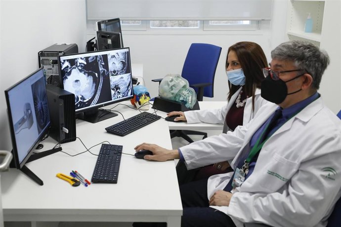 Archivo - Imagen de archivo de profesionales del Hospital Virgen de las Nieves de Granada.