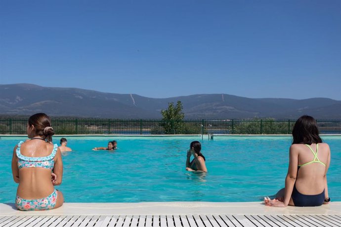 Archivo - La piscina, un aliciente en una ola de calor