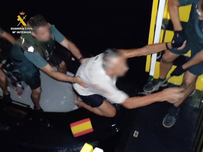 La Guardia Civil y Cruz Roja auxilian a un velero encallado durante el Castell de l'Olla de Altea