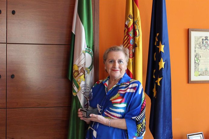 La directora de la Escuela Andaluza de Salud Pública, Blanca Fernández-Capel, con el premio en sus manos.