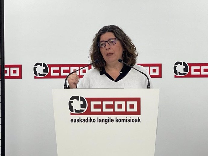 La secretaria general de CCOO Euskadi, Loli Garcia, en una comparecencia de prensa