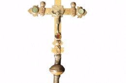 El Museo Diocesano de Barbastro-Monzón expone como pieza destacada una cruz procesional protogótica.