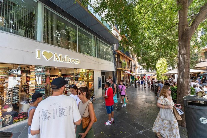 Archivo - Varias personas pasean por el centro, en Palma. 