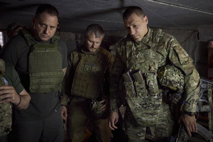 El jefe de gabinete de Ucrania, Andri Yermak (izda), durante una reunión de un consejo de seguridad.