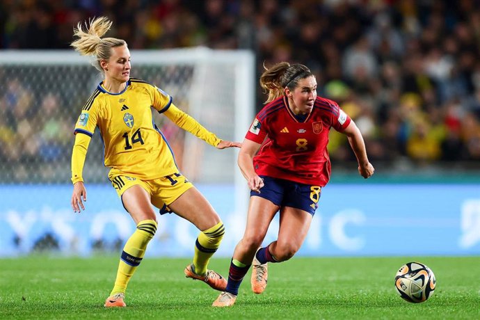 Nathalie Bjorn of Sweden (left) fights for the ball with Mariona Caldentey of Spain during the FIFA Women's World Cup 2023 Semi Final soccer match between Spain and Sweden in Auckland, New Zealand, Tuesday, August 15, 2023. (AAP Image/Aaron Gillions).