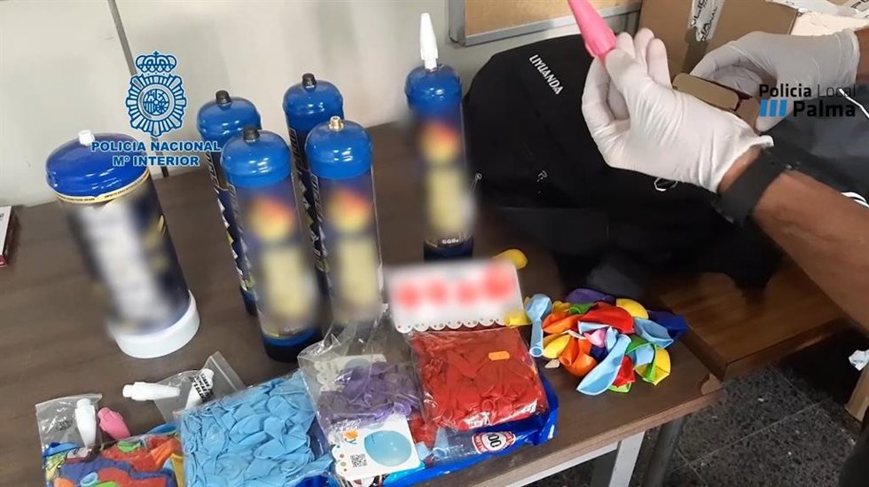 El 'gas de la risa' y otros objetos intervenidos durante la detención.